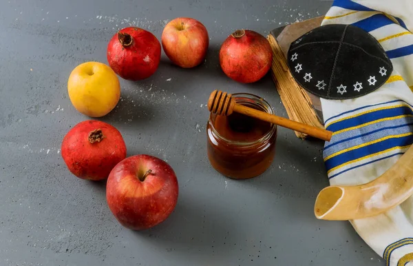 Apfel und Honig, traditionelles Essen des jüdischen Neujahrsfestes rosh hashana Tora-Buch, Kippa yamolka talit — Stockfoto