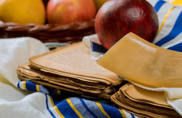 Fiesta judía Rosh Hashaná, Manzanas Miel y granada libro de la Torá, kippah un yamolka talit — Foto de Stock