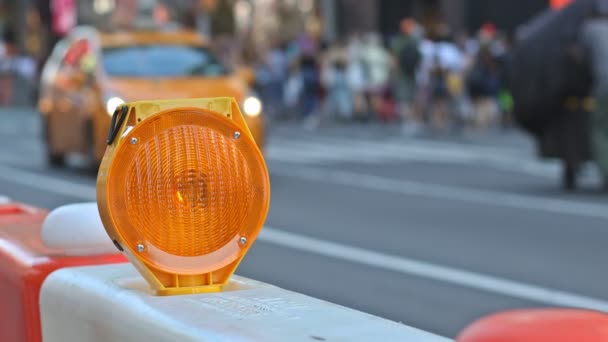 Barriles de barrera de tráfico naranja para desviar el tráfico alrededor de la zona de construcción de poca profundidad — Vídeos de Stock