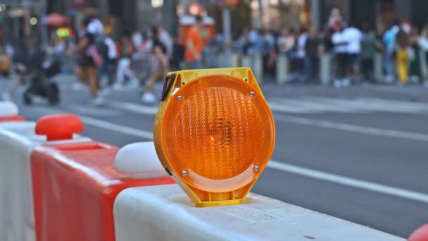 Bloqueo de carreteras o sitio de construcción con señal en una carretera. Barricada de calle roja y blanca . — Vídeos de Stock