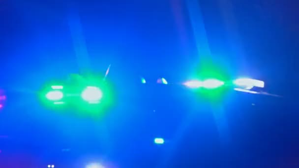 Carro de polícia embaçado luzes veículo de emergência na rua movimentada — Vídeo de Stock