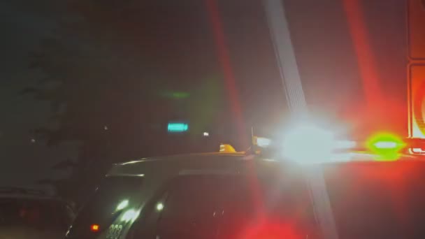 Politie patrouille auto knippert politie auto op de weg — Stockvideo