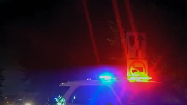 Luci della polizia lampeggianti alla polizia in una città di notte con luce lampeggiante rossa e blu — Video Stock