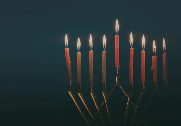 Chanoeka menora met kaarsen voor Chanukah celebrationon zwarte achtergrond — Stockfoto