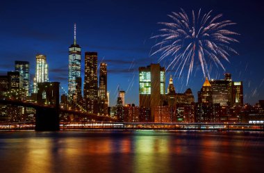 New York'un Brooklyn Köprüsü ve Manhattan silueti Bağımsızlık gününde inanılmaz havai fişek aydınlatTı