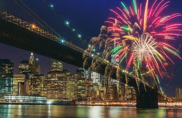 Coloridos fuegos artificiales de vacaciones vista panorámica de la ciudad de Nueva York Manhattan skyline centro por la noche — Foto de Stock