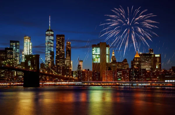 El puente de Brooklyn de Nueva York y el horizonte de Manhattan iluminaron increíbles fuegos artificiales en el día de la Independencia — Foto de Stock