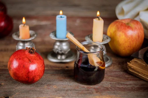 Яблуко, гранат і мед єврейських ювелірних виробів Рош Хашана Тора книга, кіппа ямкока тала — стокове фото