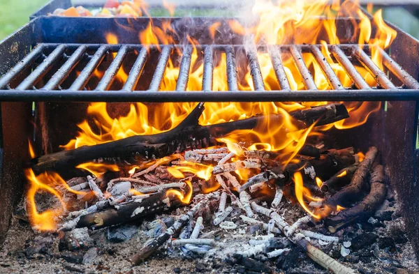 Holzkohleverbrennung im Grill oder im Hintergrund . — Stockfoto