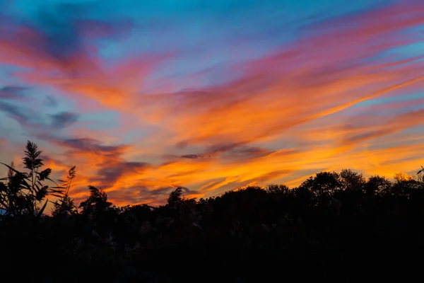 Bright colorful sunset the sea with beautiful clouds — Stock Photo, Image