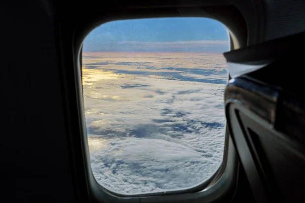 Vista aérea do céu azul com nuvens de voo de jato de janela — Fotografia de Stock