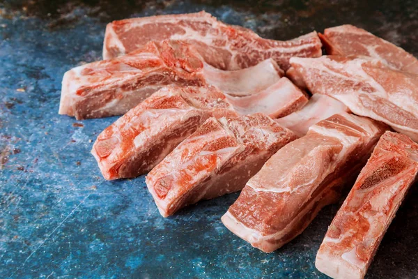 Rauw vlees stukje rood vlees op de grill of BBQ — Stockfoto