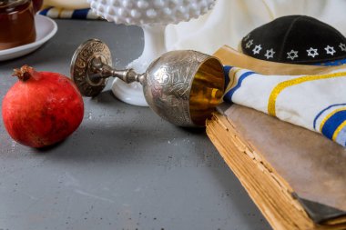 Elma, nar ve bal Rosh Hashanah tevrat kitap, kippah bir yamolka talit için