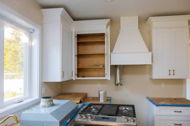 Temel yükleme çeşitli aşamalarında Island merkezi için özel mutfak dolapları