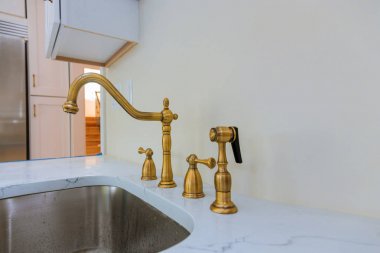 Dahili krom su musluk ile yeni modern beyaz mutfak