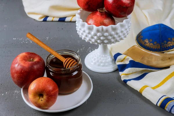 Honig und Äpfel an jüdischen Feiertagen rosh hashanah torah book, kippah a yamolka talit — Stockfoto