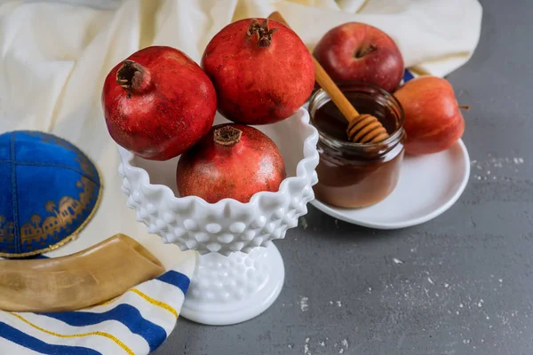 Apfel und Honig, traditionelles Essen des jüdischen Neujahrsfestes rosh hashana Tora-Buch, Kippa yamolka talit — Stockfoto