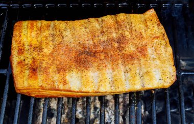 Izgara barbekü pastırma sıcak füme duman ile ızgara