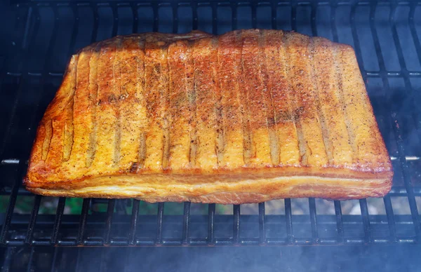 Chutné pečené slaniny na grilu vně specialit jsou Grilovaná. — Stock fotografie
