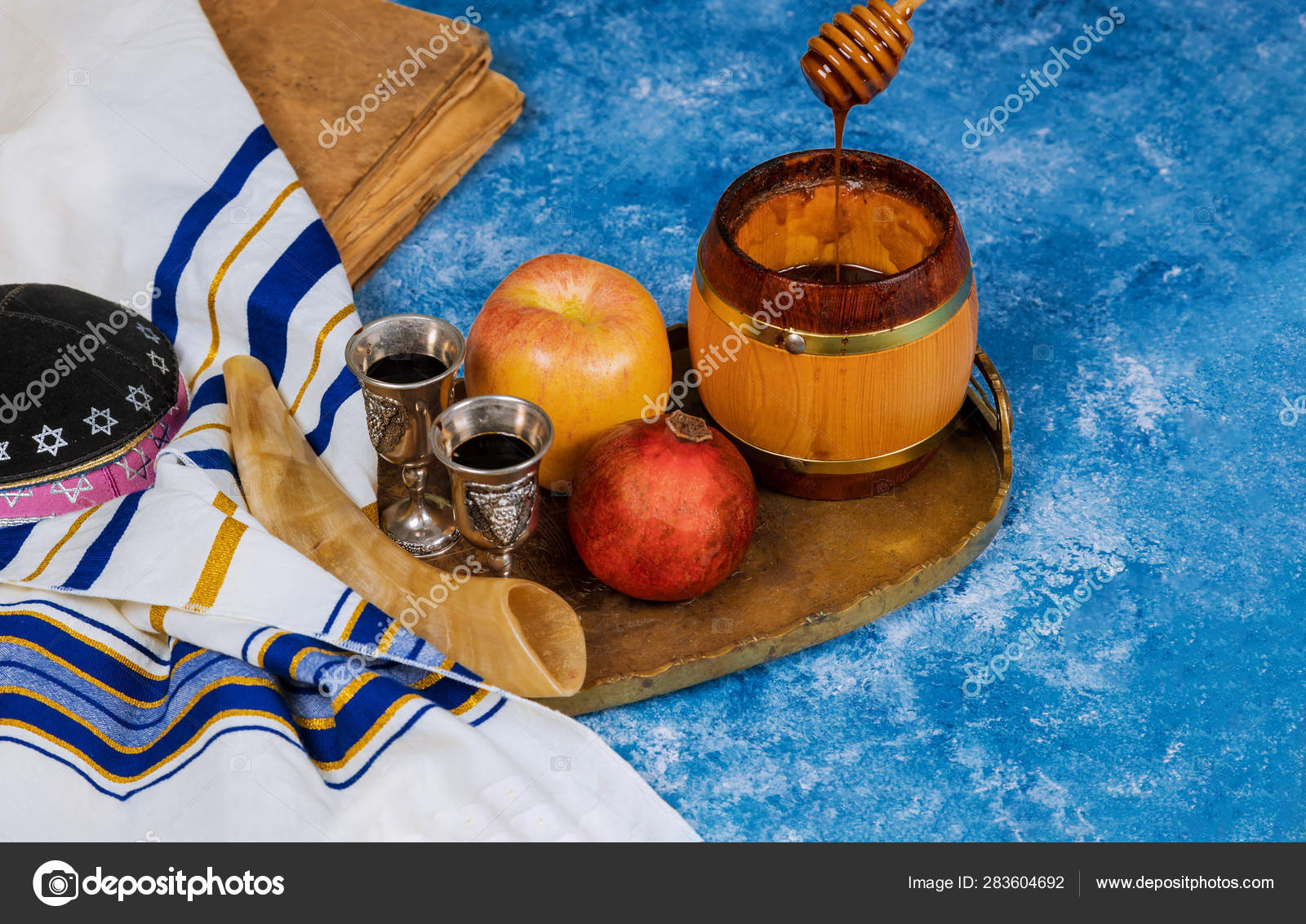 餐桌设置与犹太新年假期的传统食物，罗什哈沙纳. ——图库图片© photovs #283604692