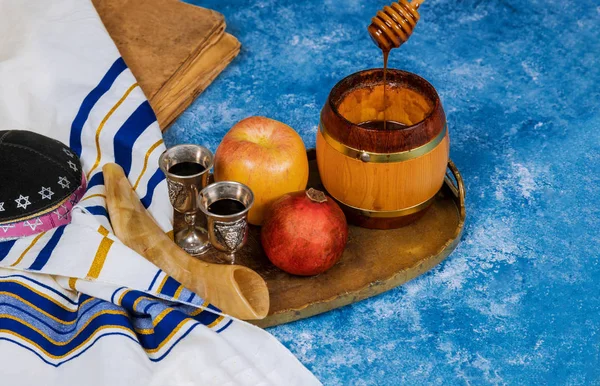 Столовий сервіз з традиційною їжею для єврейських новорічних свят, Рош-Ха-Шана. — стокове фото