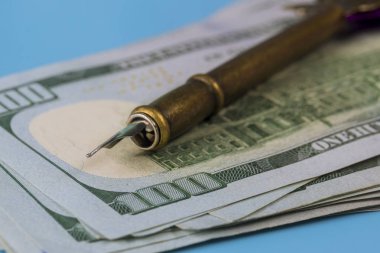 Dolar arka planda bir kalem boş not defteri yakın