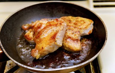 Tavada kızarmış biftek eti, yakın