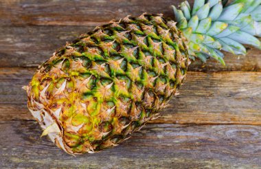 Ahşap eski arka plan üzerinde taze ananas