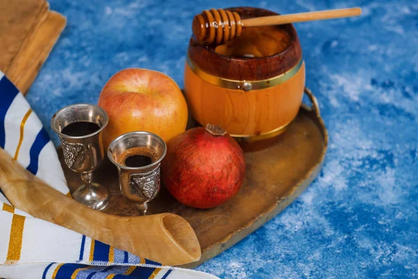 Hintergrund rosh hashanah jüdisches Neujahr. traditionelle Feiertagssymbole - Shofar, Honig und Apfel — Stockfoto