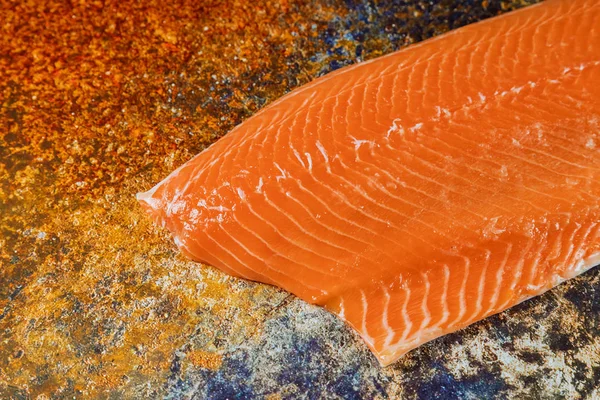 Filete de salmón crudo e ingredientes para cocinar en una vista superior —  Fotos de Stock