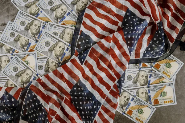 Billetes de dólares americanos sobre fondo de la bandera de EE.UU. —  Fotos de Stock