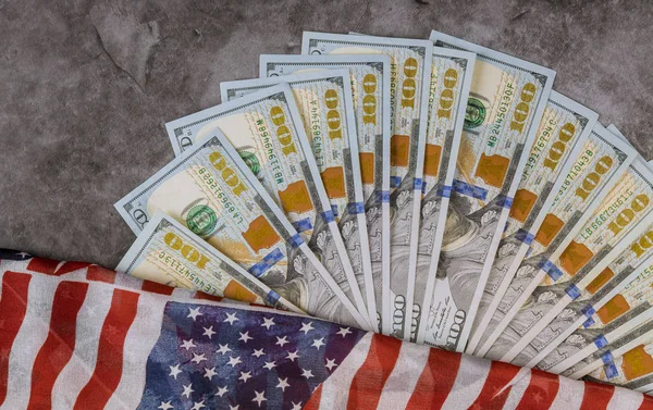 Мы валютные деньги долларов на американском флаге — стоковое фото