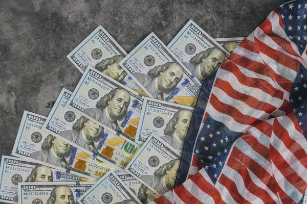 Amerikanska flaggan och sedlar 100 USA dollar Bill — Stockfoto