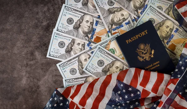 アメリカのパスポートクローズアップアメリカドルのお金のアメリカ国旗. — ストック写真