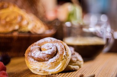 Tarçın rulo ve fincan kahve üzerinde arka planda