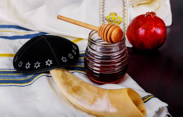 Honig und Äpfel an jüdischen Feiertagen rosh hashanah torah book, kippah a yamolka talit — Stockfoto