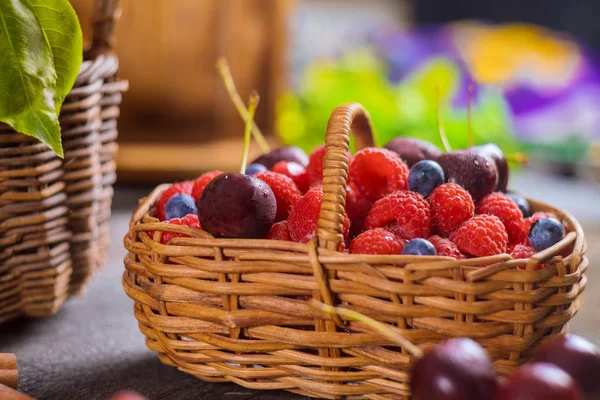 Košík míchaných letních bobulí borůvkový, třešňový, malinový zdravý výběr potravin. — Stock fotografie