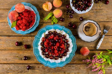 Bir fincan kahve ile Pavlova beze kek, üst görünüm.