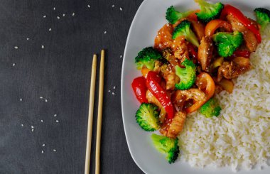 Kızarmış tavuk, brokoli ve biber karıştırın beyaz pirinç