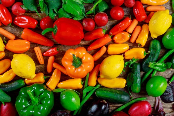 カラフルな野菜、有機農場の食べ物のコンセプト. — ストック写真