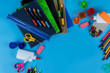 Mavi arka planda okul veya ofis malzemeleri Kırtasiye.