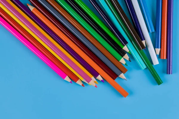 Цветные карандаши на синем фоне для искусства и школы — стоковое фото