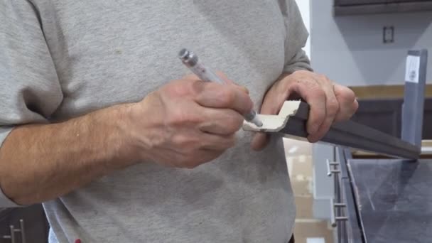 Schilderij van lijstwerk voor keuken assemblage werker installatie van donkere kleur kabinet — Stockvideo