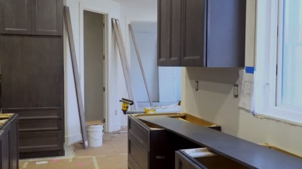 Кухня реконструировать дом улучшенный вид установлен новая кухня — стоковое видео