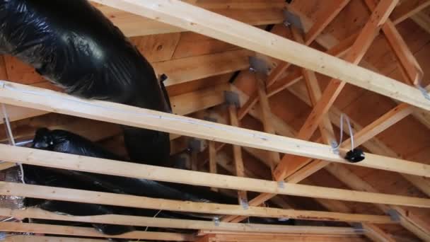 Le cadre d'une maison en bois sur un objet inachevé en gros plan une nouvelle en construction . — Video