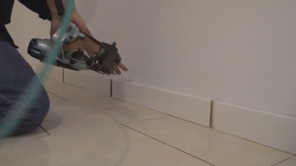 Moulding trim air gauge finish nailer man nailed custom house building contractor — Stock Footage Moulding trim air gauge finish nailer man nailed custom house building contractor Stock Video