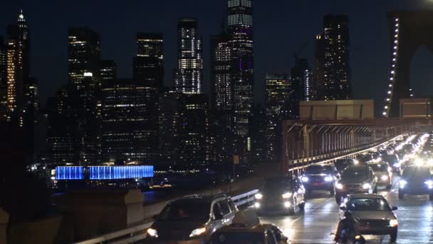 ニューヨーク市、ニューヨーク、アメリカソフトフォーカスのブルックリン橋の夜間交通 — ストック動画