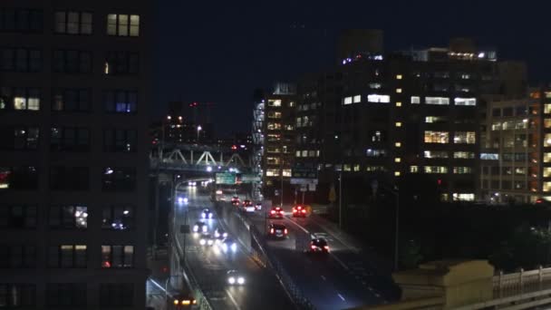 Nagy kilátás a New York-i épületek éjszakai úton az Egyesült Államokban. lágy fókusz — Stock videók