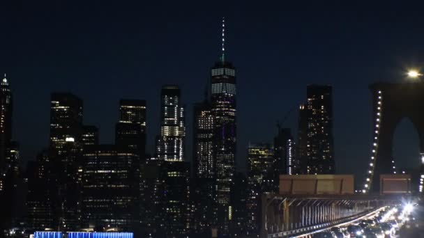 Brooklyn Köprüsü gece zamanında New York 'Ta yoğun yollarda araba trafiği görünümü ile yumuşak odak — Stok video