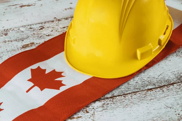 加拿大快乐劳动节贺卡和黄色头盔 — 图库照片